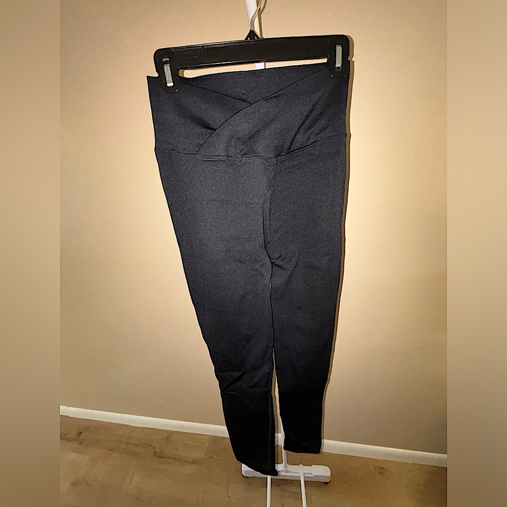 Black workout leggings -butt scruntch and crossover